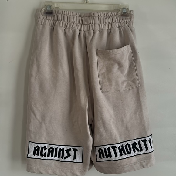 Beige sweat shorts - Picture 2 of 2